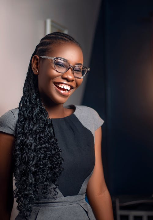 有关垂直拍摄, 微笑, 捲髮的免费素材图片