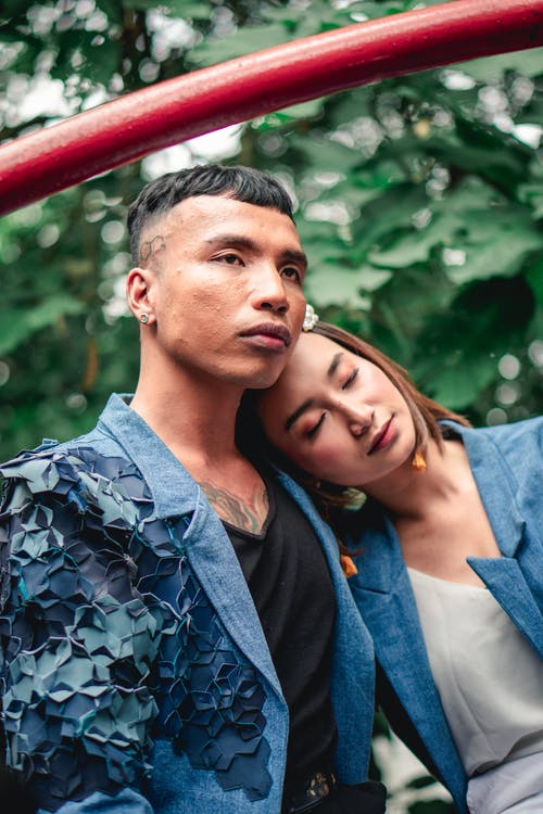 女人靠在男人的肩膀上 · 免费素材图片