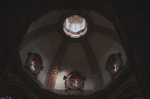 教堂建筑的低角度照片 · 免费素材图片