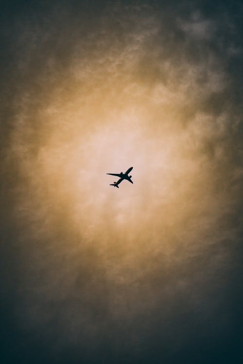 飞机飞行的剪影摄影 · 免费素材图片