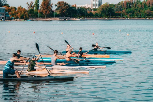 一群男子骑在船上 · 免费素材图片