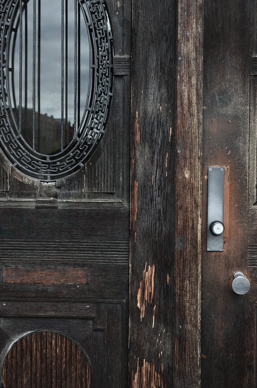 棕色木门与黑白圆镜 · 免费素材图片