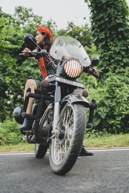 女人骑摩托车的照片 · 免费素材图片