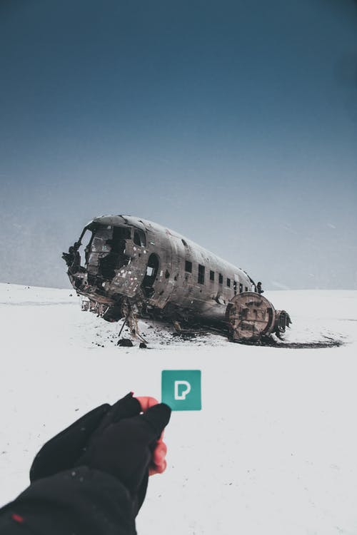 不露面的人在冬天显示贴纸反对坠毁的飞机 · 免费素材图片
