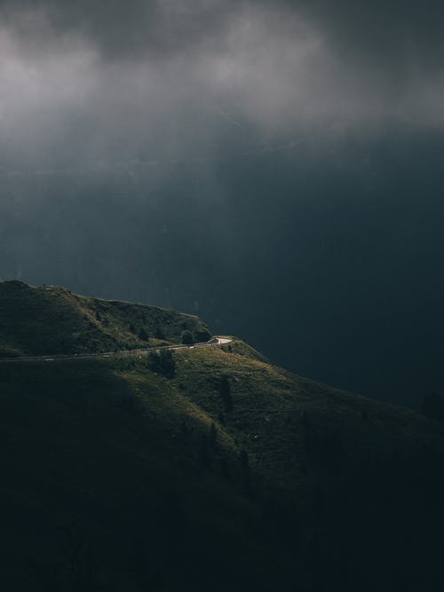 多云的天空下山的风景 · 免费素材图片