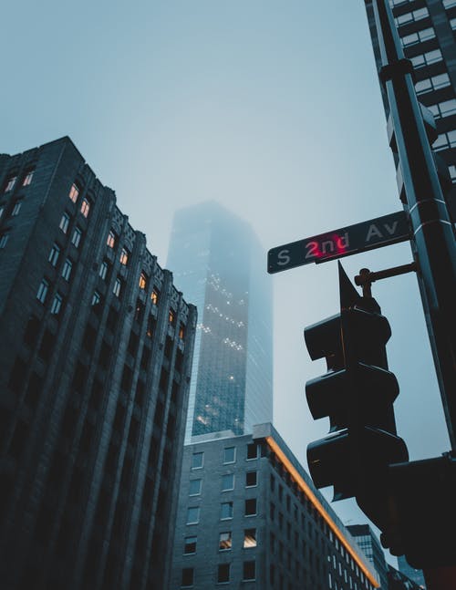 S 2nd Av路牌在交通灯的顶部 · 免费素材图片