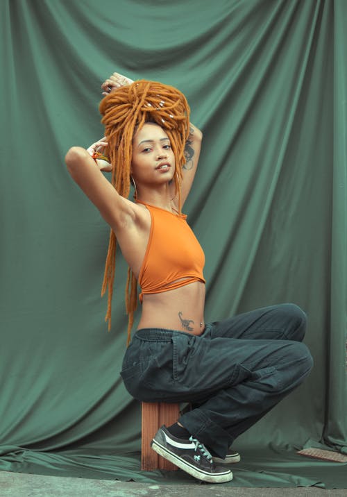 有关举起手臂, 坐, 场景的免费素材图片