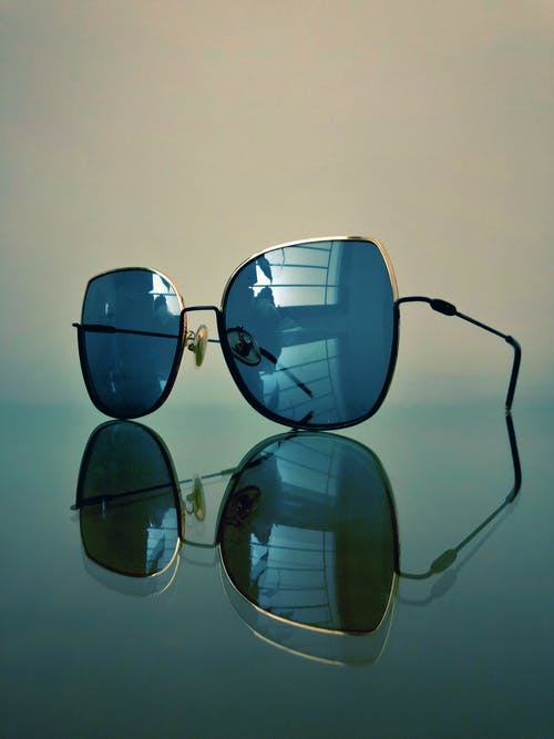 银色镜框蓝色太阳镜 · 免费素材图片