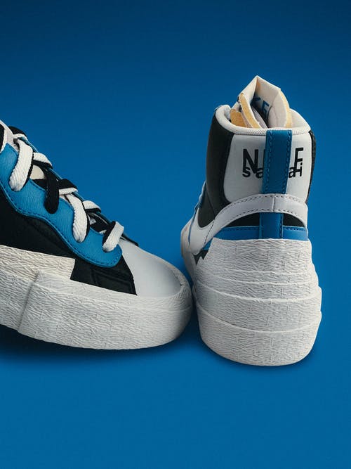 白色和蓝色系带运动鞋 · 免费素材图片