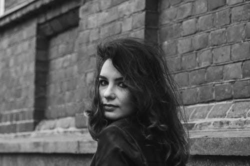 有关从后面, 卷发, 回头看的免费素材图片