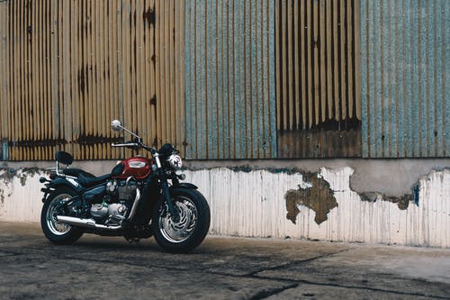 黑色和红色摩托车 · 免费素材图片