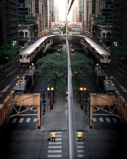 除城市建筑外的火车鸟瞰图 · 免费素材图片