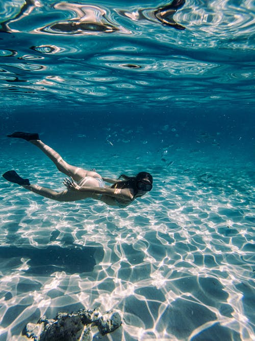 有关女人, 水下, 泳装的免费素材图片