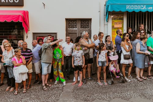 人们站在外面的商店 · 免费素材图片