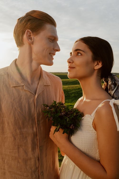 有关一对, 一束花, 夏天的免费素材图片