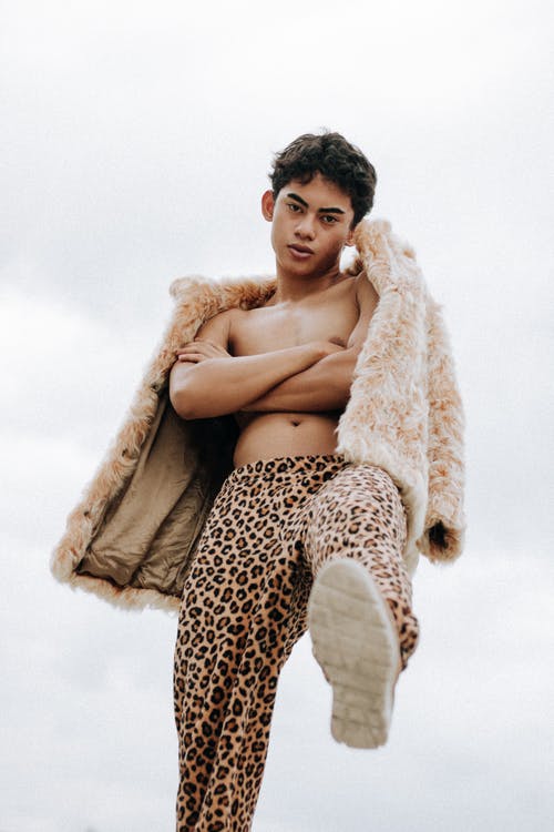 有关举起手臂, 人, 低角度视图的免费素材图片