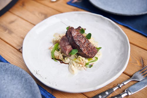 有关叉子, 盘子, 红肉的免费素材图片