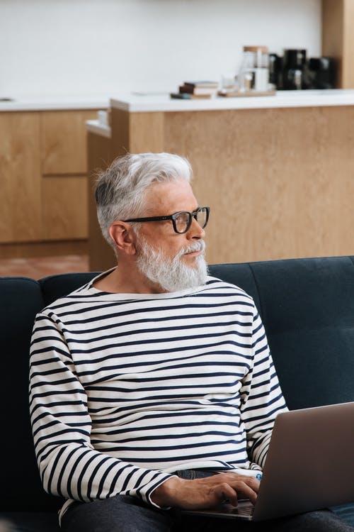 有关人, 坐, 垂直拍摄的免费素材图片