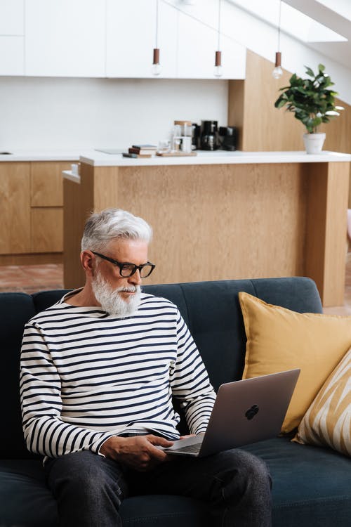 有关人, 坐, 垂直拍摄的免费素材图片