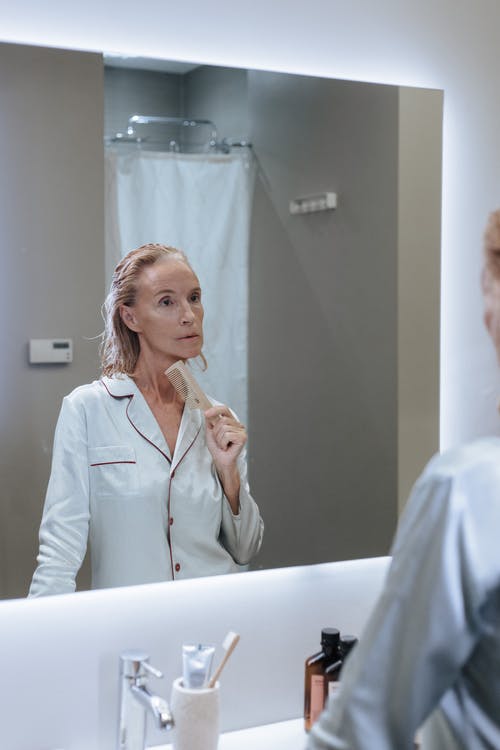 有关握住, 早上例行公事, 梳子的免费素材图片