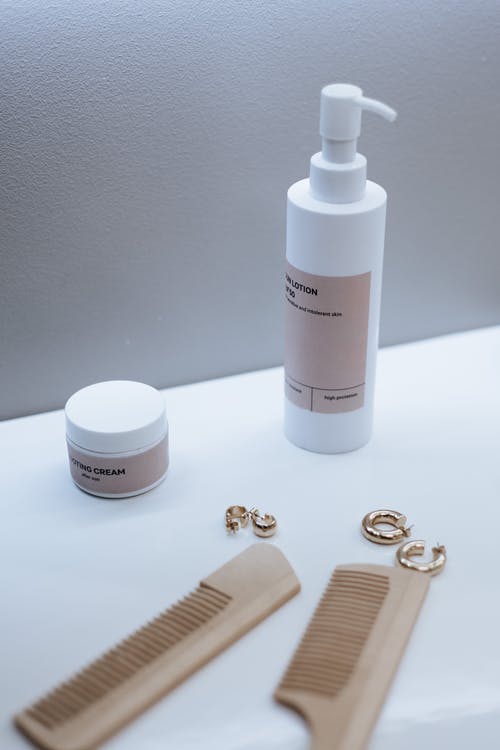 有关化妆品, 喷剂, 梳子的免费素材图片