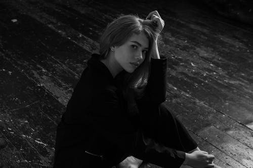 有关凝视, 坐, 女人的免费素材图片