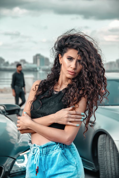 有关中空装, 双手交叉, 垂直拍摄的免费素材图片