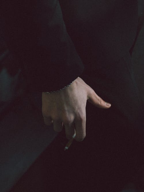 有关垂直拍摄, 手指, 抽烟者的免费素材图片