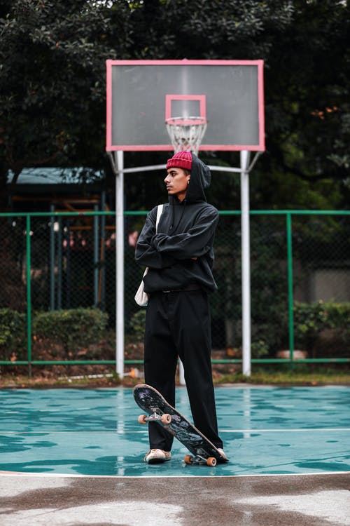 有关（頂部有小羊毛球的）羊毛帽子, 人, 滑板的免费素材图片