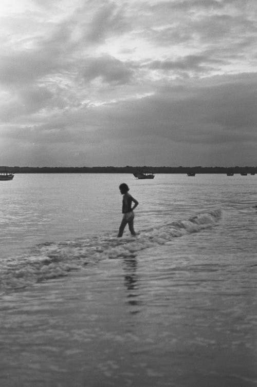 有关儿童, 垂直拍摄, 小孩的免费素材图片