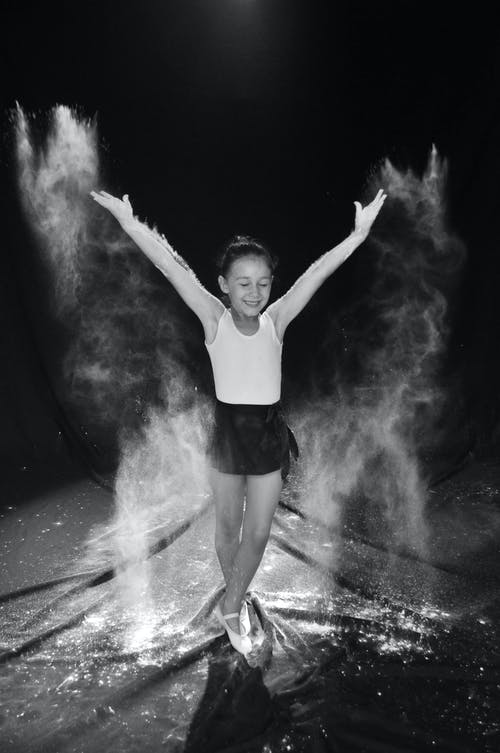 有关儿童, 双手举起, 双腿交叉的免费素材图片