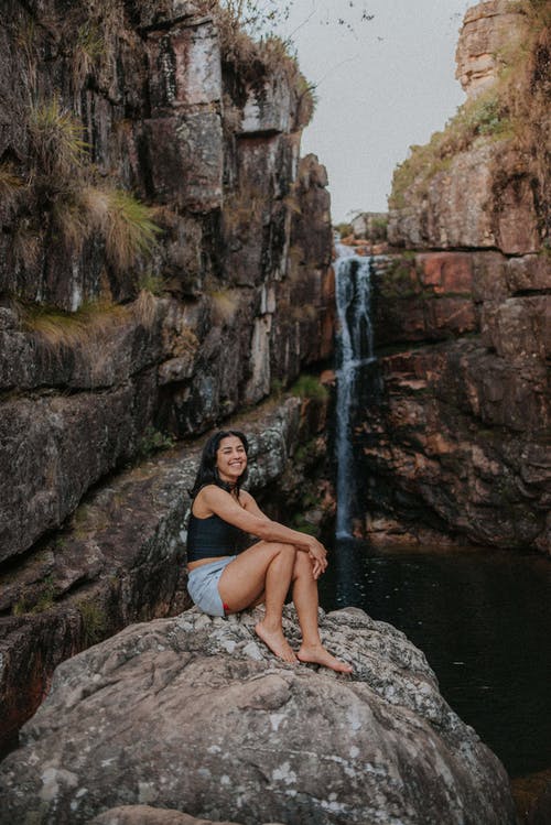 有关人, 坐, 垂直拍摄的免费素材图片