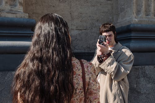 有关一對, 戶外, 拍戲的免费素材图片