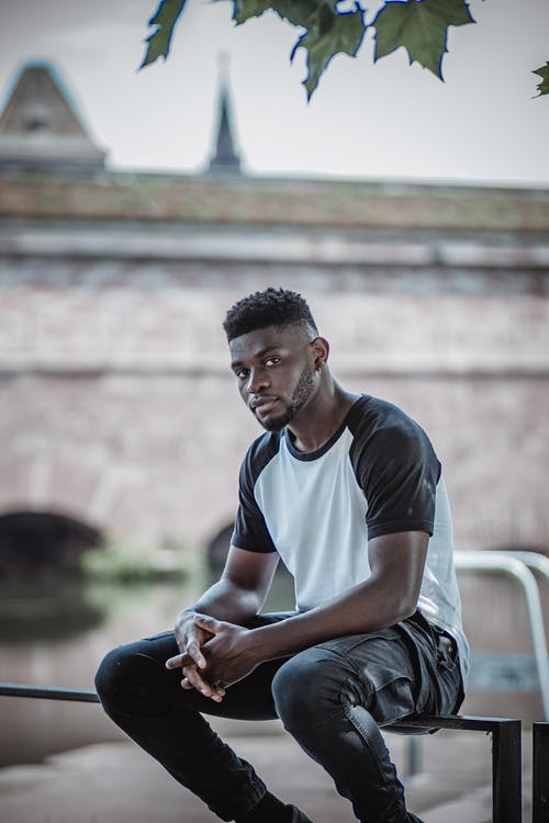 有关人, 双手合十, 坐的免费素材图片