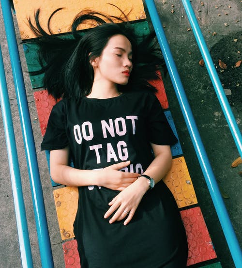 躺着的女人 · 免费素材图片