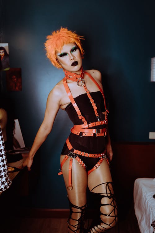 穿着紧身衣裤的奢侈变性者和站在工作室的皮革背带 · 免费素材图片