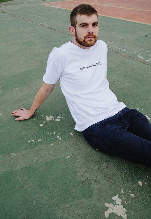 有关人, 休闲装, 圆领t恤的免费素材图片