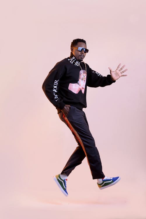 穿黑裤子的男人 · 免费素材图片