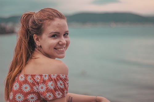 在海边微笑的女人 · 免费素材图片