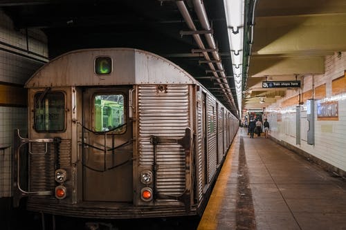 地铁站的灰色火车 · 免费素材图片