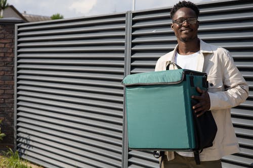 有关保温袋, 微笑, 握住的免费素材图片