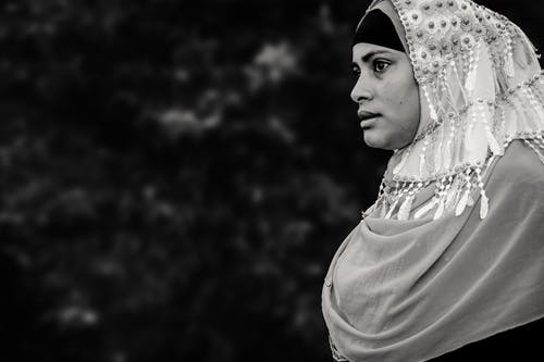 女人戴着头巾的单色照片 · 免费素材图片