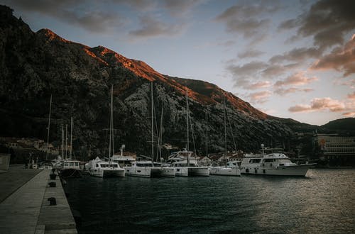 有关停泊, 山, 水上技能的免费素材图片