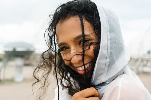 有关兜帽, 女人, 微笑的免费素材图片