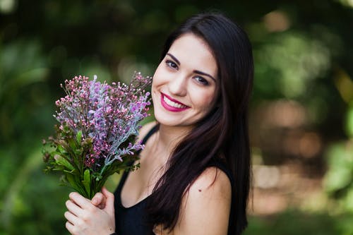 有关一束鲜花, 女人, 年輕的免费素材图片