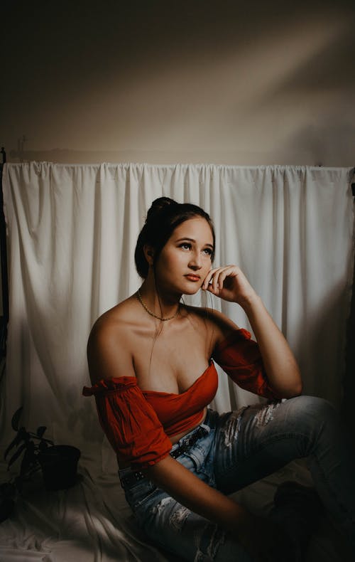 有关人, 哀思, 坐的免费素材图片