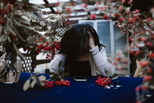 有关女人, 弯腰, 往下看的免费素材图片