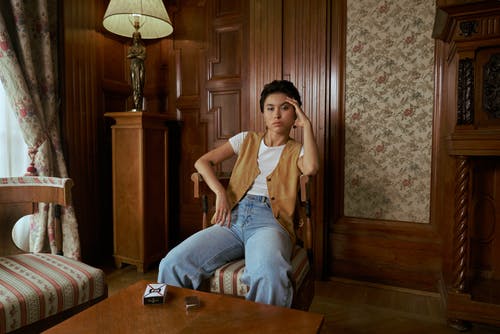 有关休闲服装, 單人沙發, 坐的免费素材图片