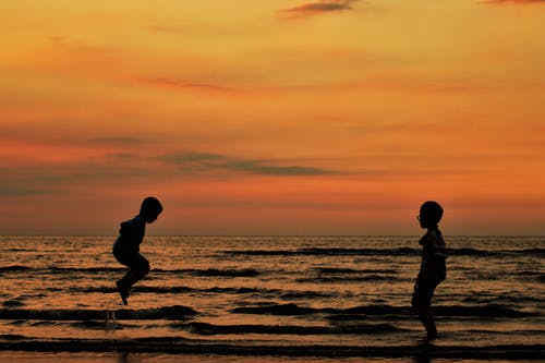 有关剪影, 孩子, 岸邊的免费素材图片