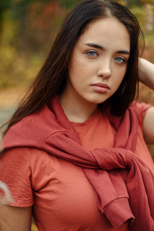 有关咖啡色頭髮的女人, 嚴肅, 垂直拍摄的免费素材图片